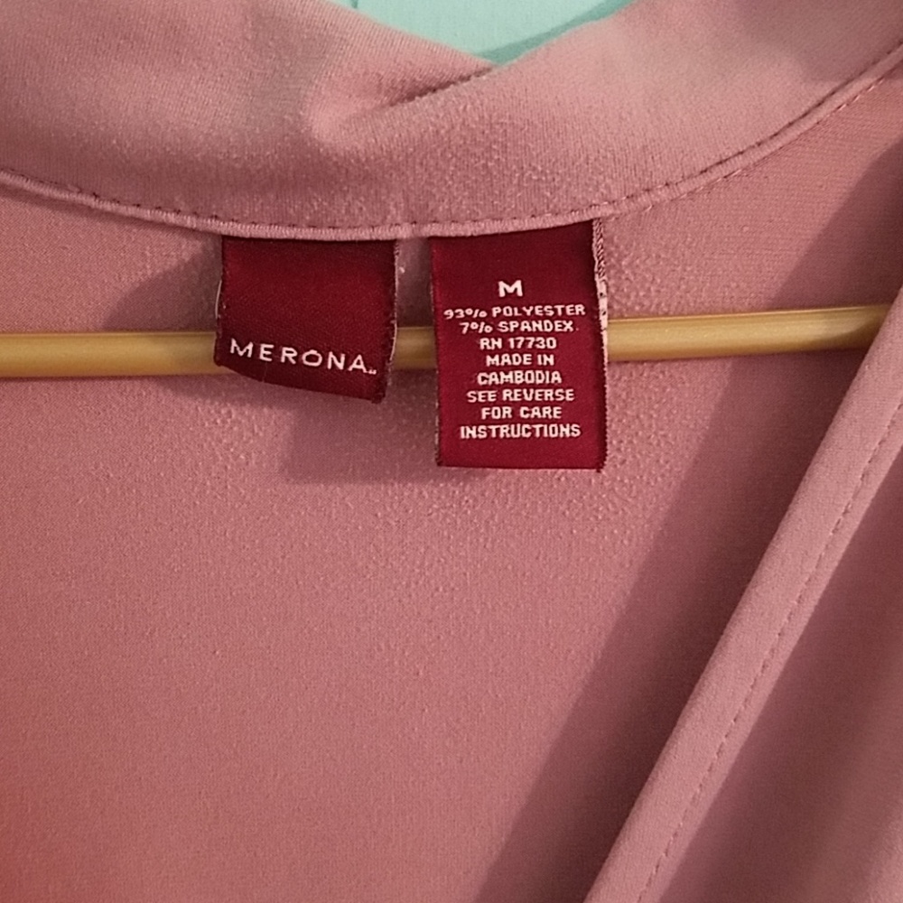 ๐ซ๐ฟBubblegum pink low cut blouse๐ผ๐ซ - Picture 4 of 4